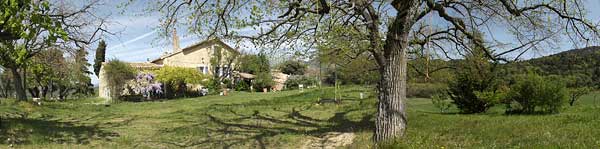 Vue panoramique de la ferme du désert dans le Vaucluse